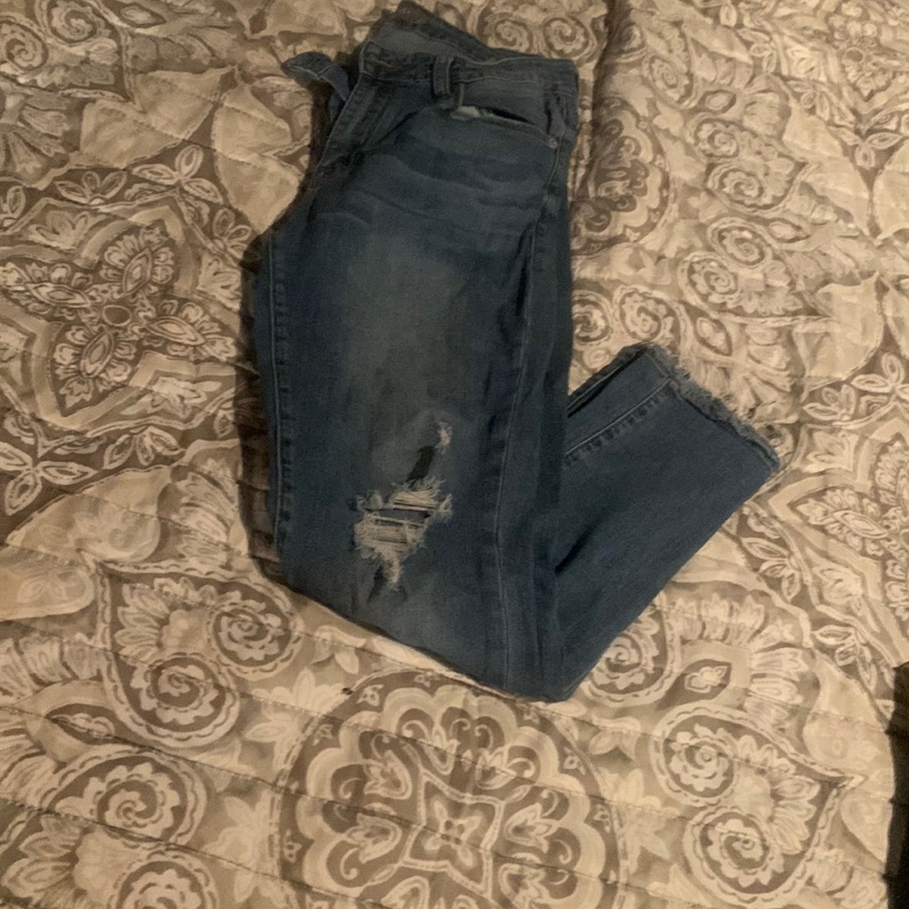 Skinny jeans with rips